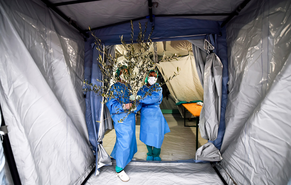 Пальмовое воскресенье в отделении неотложной помощи в больнице Турина, Италия