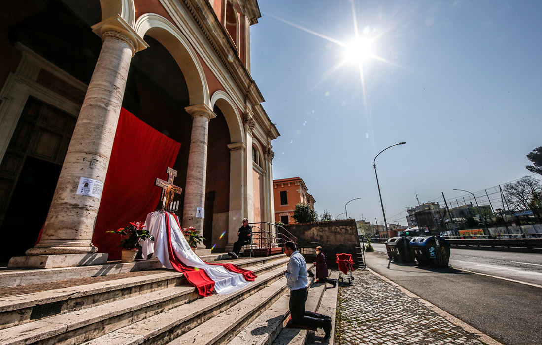 Жители Рима молятся возле церкви