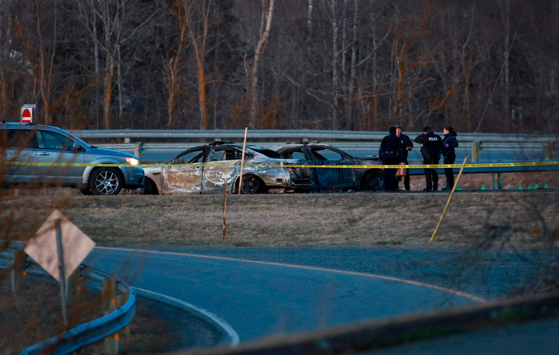 Первые убийства были совершены вечером в субботу в деревне Портапик, затем преступник скрылся на машине