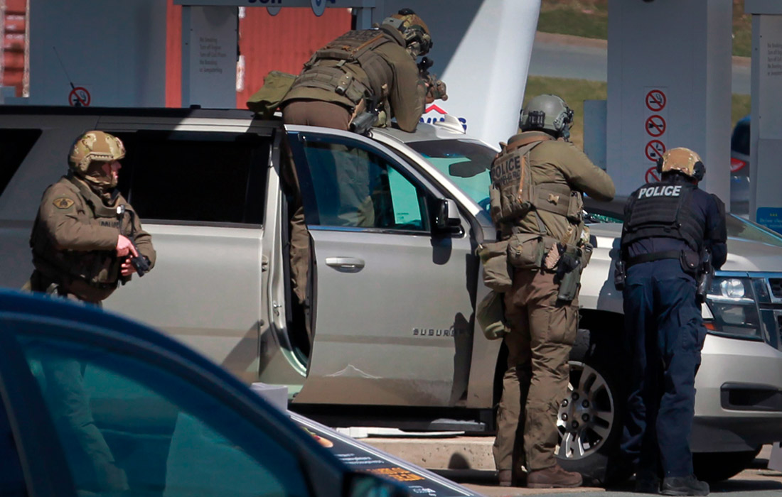 Стрелком оказался 51-летний зубопротезист Габриэль Уортман. Он с юности интересовался полицейской службой, коллекционировал различные сувениры по тематике, ремонтировал полицейские автомобили.