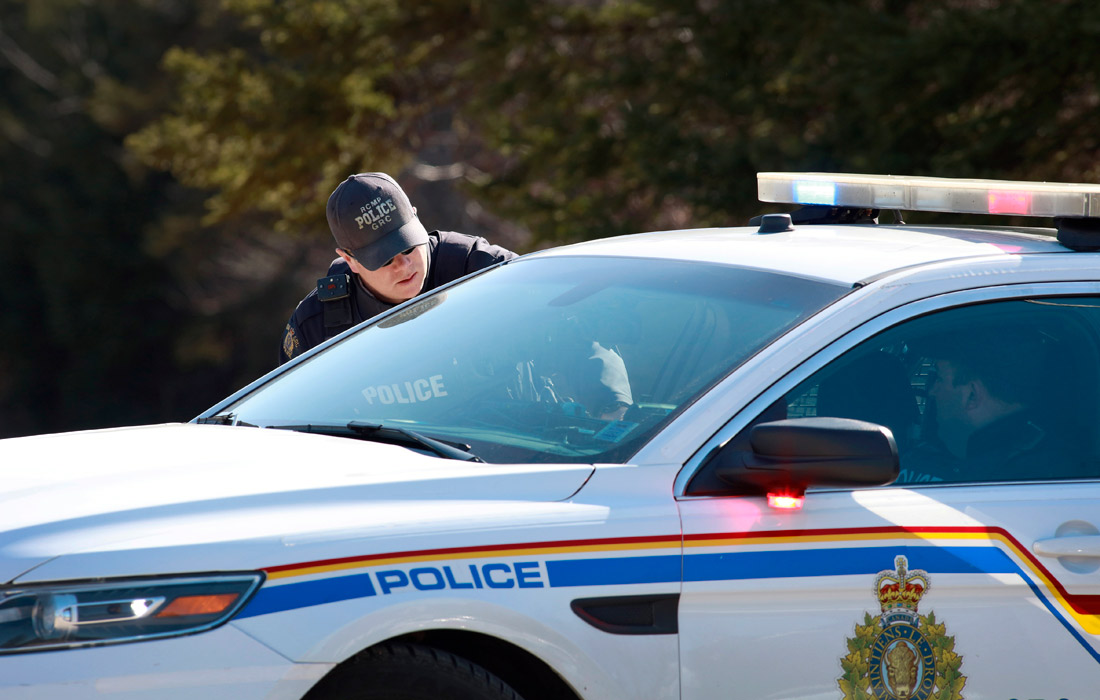 Полиция предупреждала, что стрелок может передвигаться в полицейской форме на автомобиле RCMP, но при этом он не является полицейским