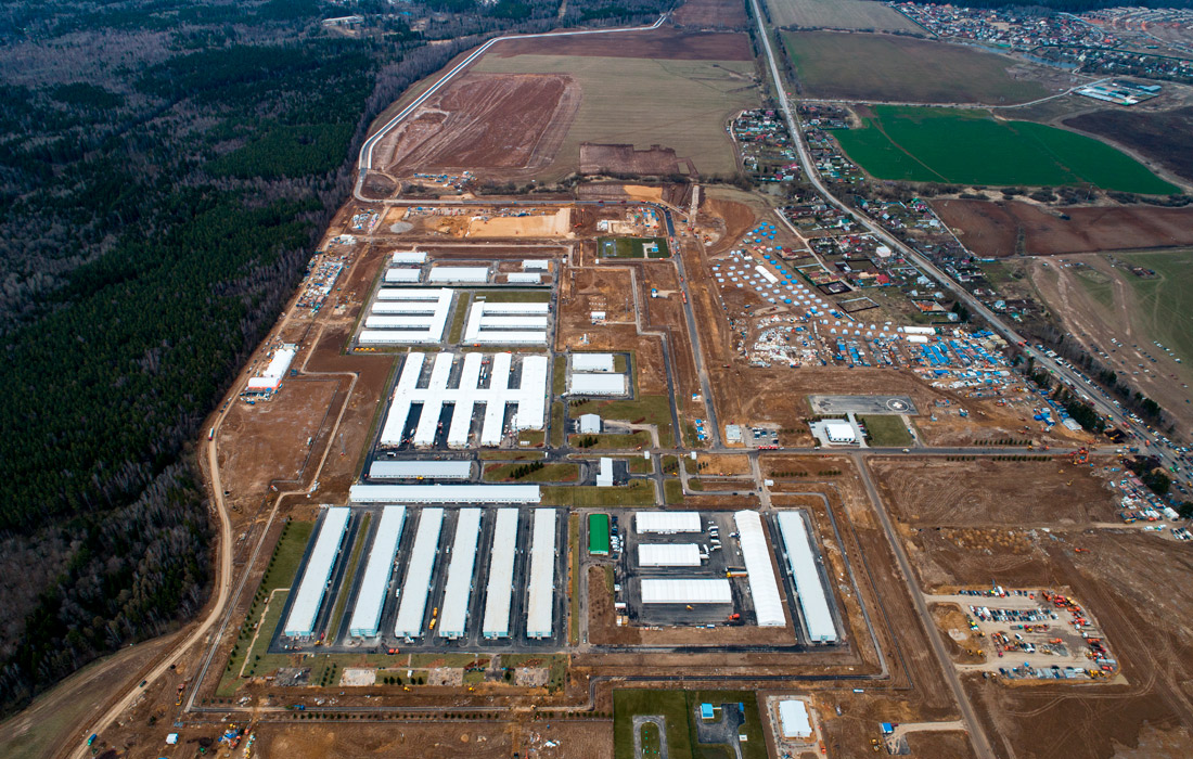 Для строительства больницы выбрана площадка в новой Москве, расположенная за "бетонным" кольцом, где нет крупных жилых комплексов, а ближайшие индивидуальные жилые дома находятся в 250 метрах, что в 2,5 раза больше требуемой санитарной зоны