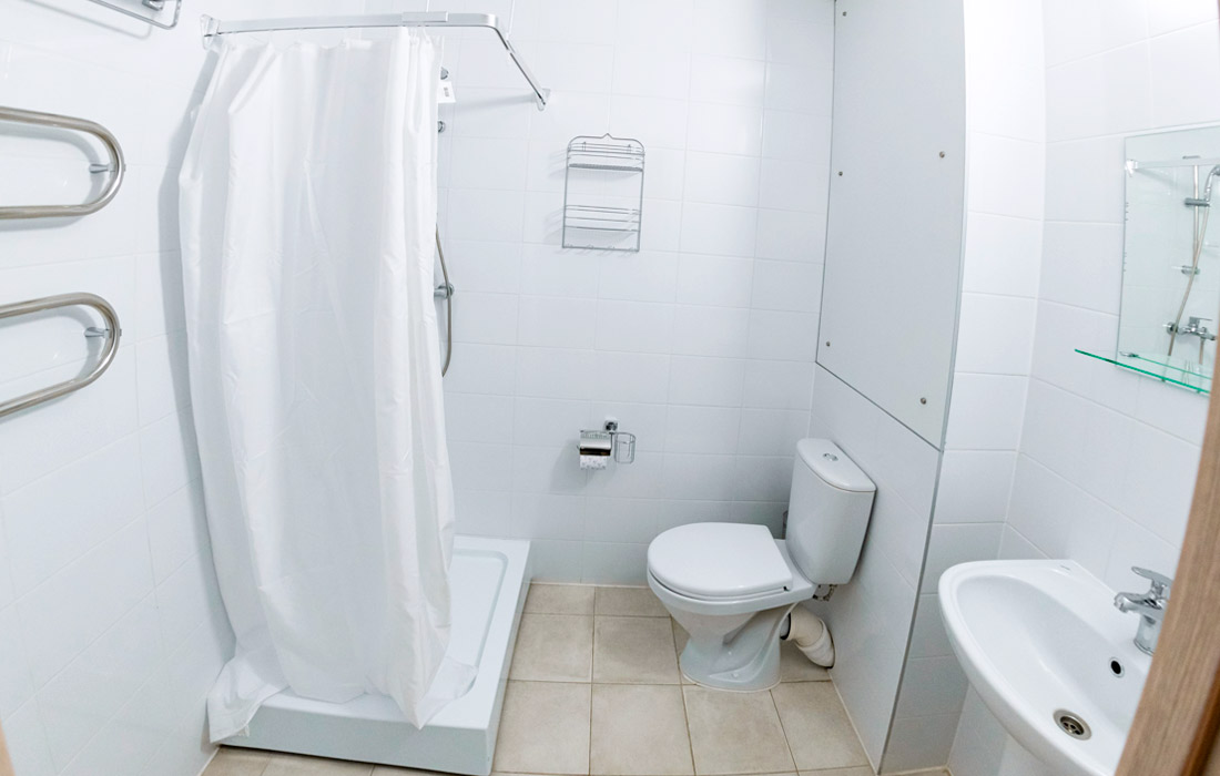 В общей сложности закуплено порядка 100 тыс. единиц оборудования, в том числе более 26,7 тыс. единиц медицинского оборудования и мебели, а также защитные костюмы для персонала