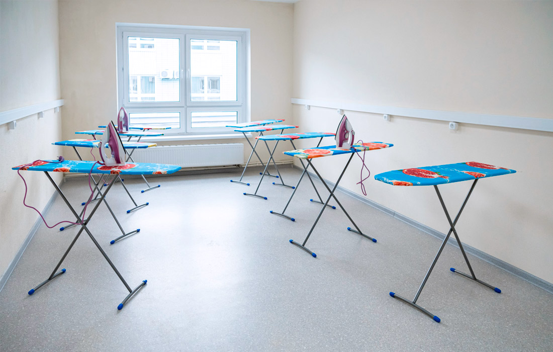 Здание газифицировано, подключено к электросетям, обеспечено водой и теплом. Созданы мощные очистные сооружения, которые исключают попадание во внешнюю среду каких-либо отходов, зараженных или представляющих опасность.