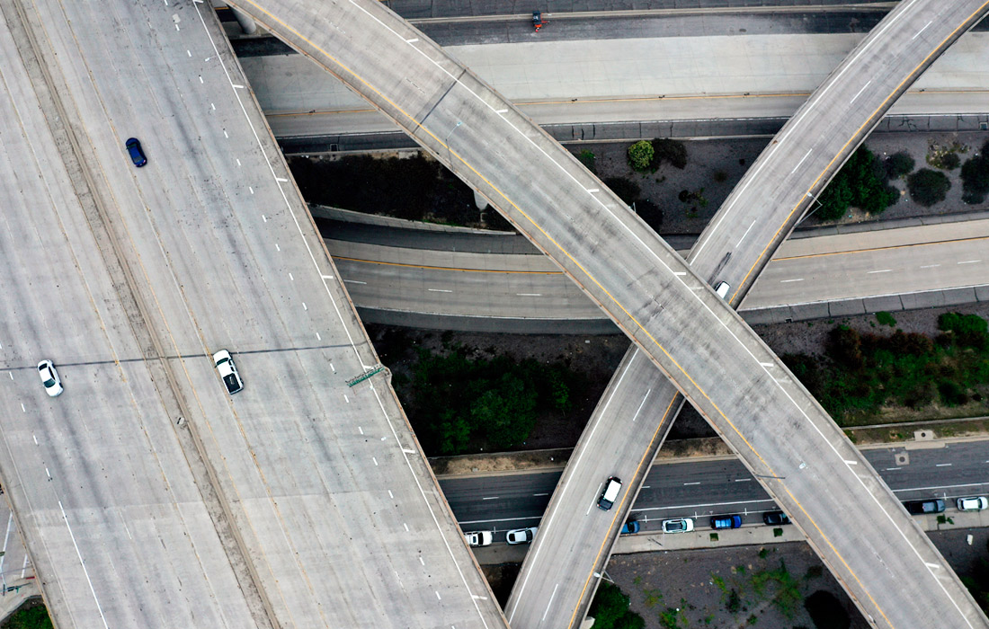 Опустевшие дороги в Пасадене, США