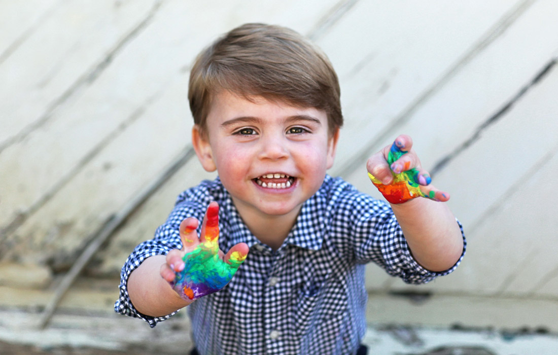 Кенсингтонский дворец опубликовал новые снимки младшего сына герцога и герцогини Кембриджских принца Луи, которому исполнилось два года