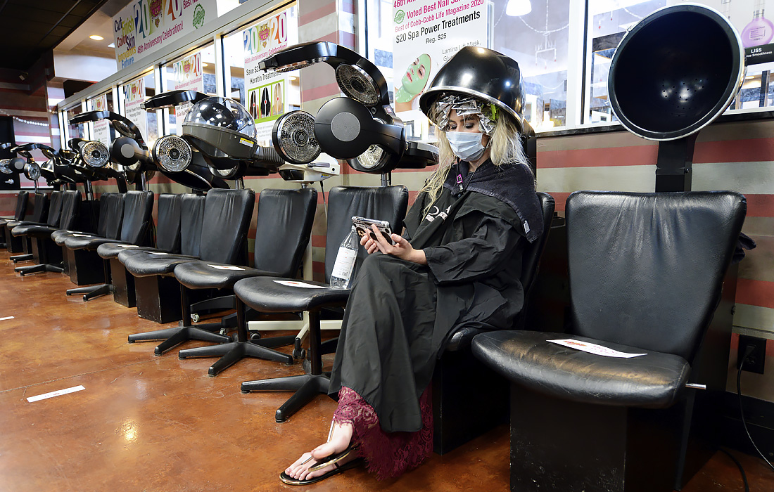 25 апреля. Многие штаты США идут на отмену ограничений. Открылись некоторые парикмахерские, тату-салоны, рестораны и церкви.
Страна по-прежнему занимает первое место по числу заболевших - зарегистрирован почти 1 млн случаев заражения.