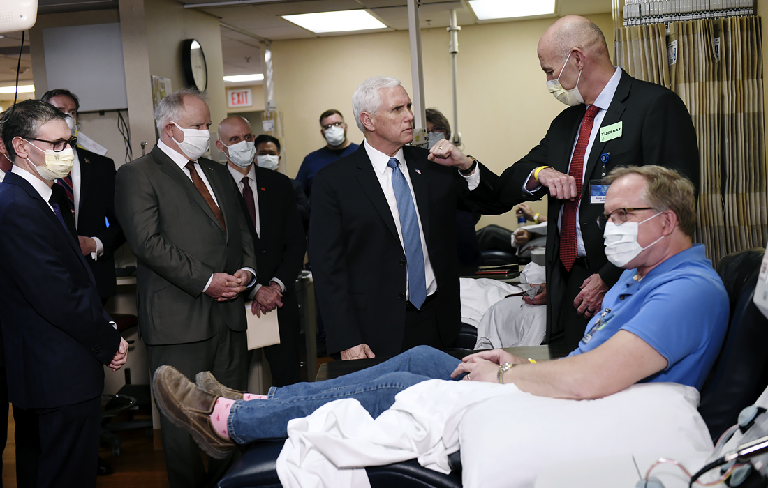 Вице-президент США Майк Пенс посетил клинику Майо, где проводятся исследования и лечение COVID-19 в Рочестере, штат Миннесота, США