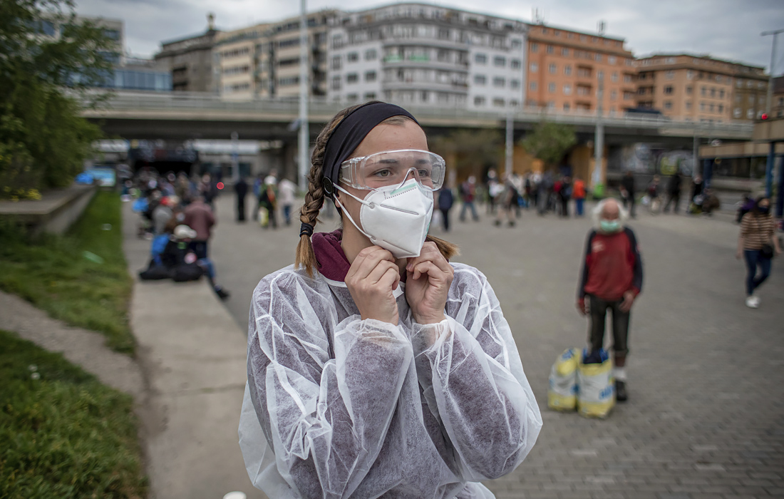 Члены общества "Медики на улице" оказывают первичную медпомощь бездомным в Праге, Чехия