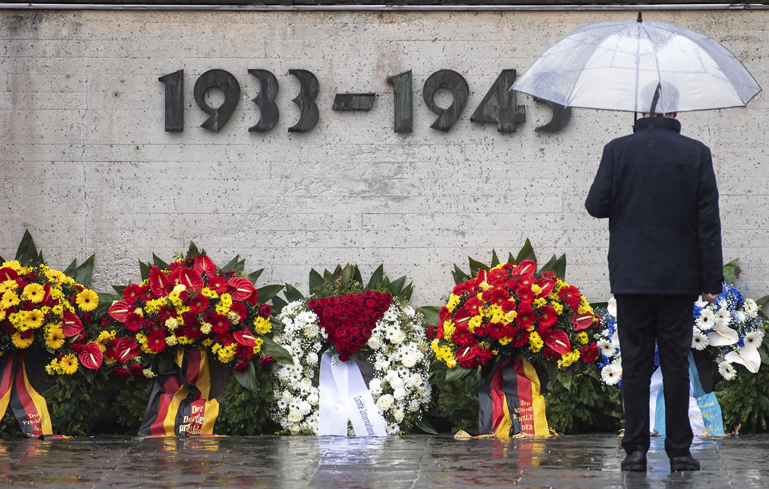 Премьер-министр Баварии Маркус Зедер возложил венки на территории бывшего концлагеря Дахау в Германии в 75-ю годовщину его освобождения американскими войсками