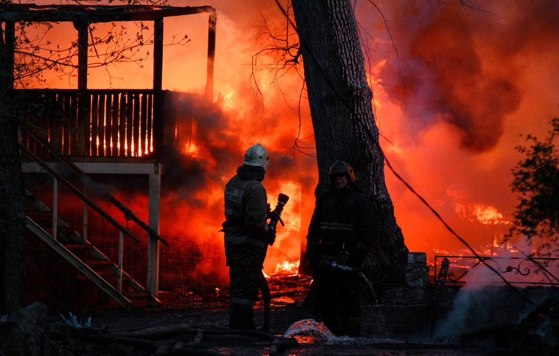 В результате крупного пожара в рыбацком поселке в Воронежской области сгорели более 20 домов