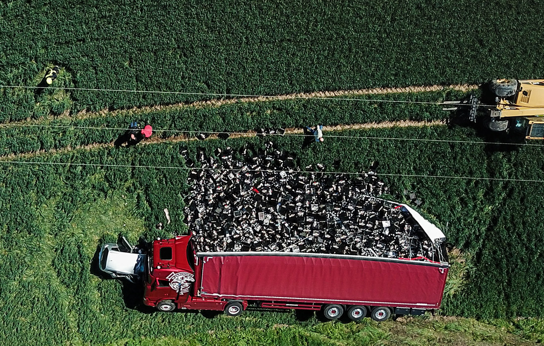 Столкновение легкового автомобиля и грузовика, перевозившего пиво, произошло в немецком регионе Тюрингия. Водитель легковушки был госпитализирован с тяжелыми травмами.