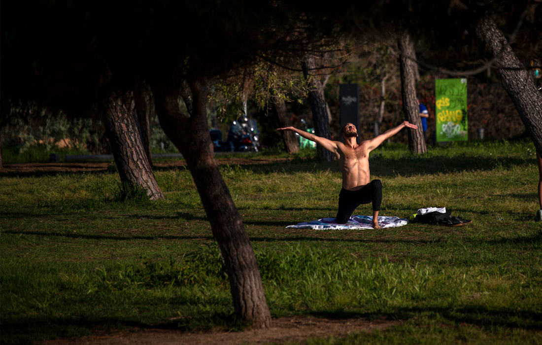 В Испании разрешили заниматься спортом на открытом воздухе. Для индивидуальных занятий, а также для прогулок с детьми отведены определенные часы