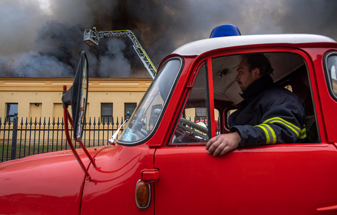 Крупный пожар произошел на заводе Hauk по производству деталей для автомобильной промышленности в чешском городе Полице-над-Метуйи. Огонь распространился на площади около 500 квадратных метров.
