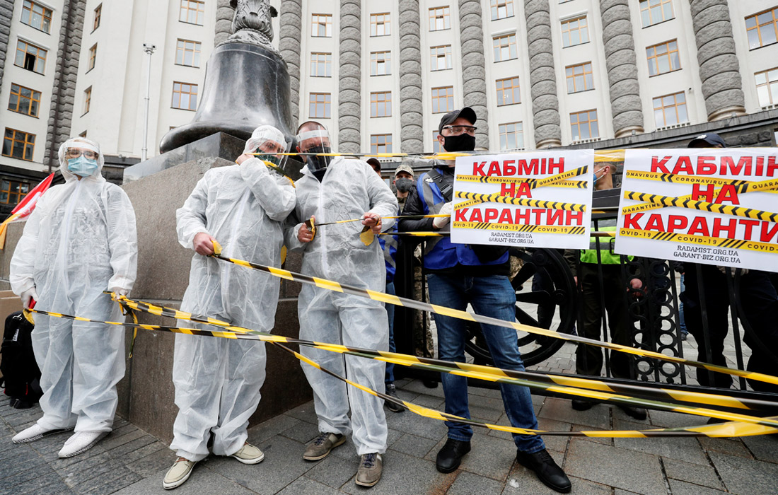 У здания правительства в Киеве прошла акция протеста представителей среднего и малого бизнеса, требующих смягчения ограничительных мер, введенных в связи с распространением коронавируса
