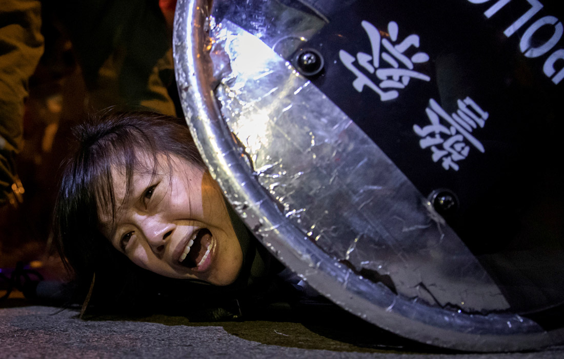 Участница протестов во время задержания в районе Монг Кок. 2 сентября.