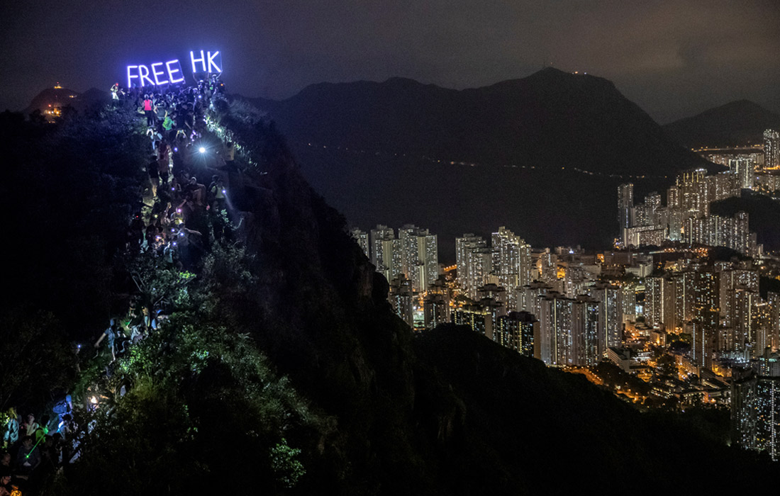 Сотни демонстрантов собрались на вершине скалы Льва в Гонконге. 13 сентября.