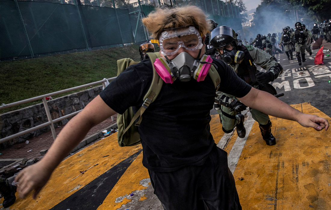 Студент Китайского университета в Гонконге убегает от сотрудников полиции. 12 ноября.