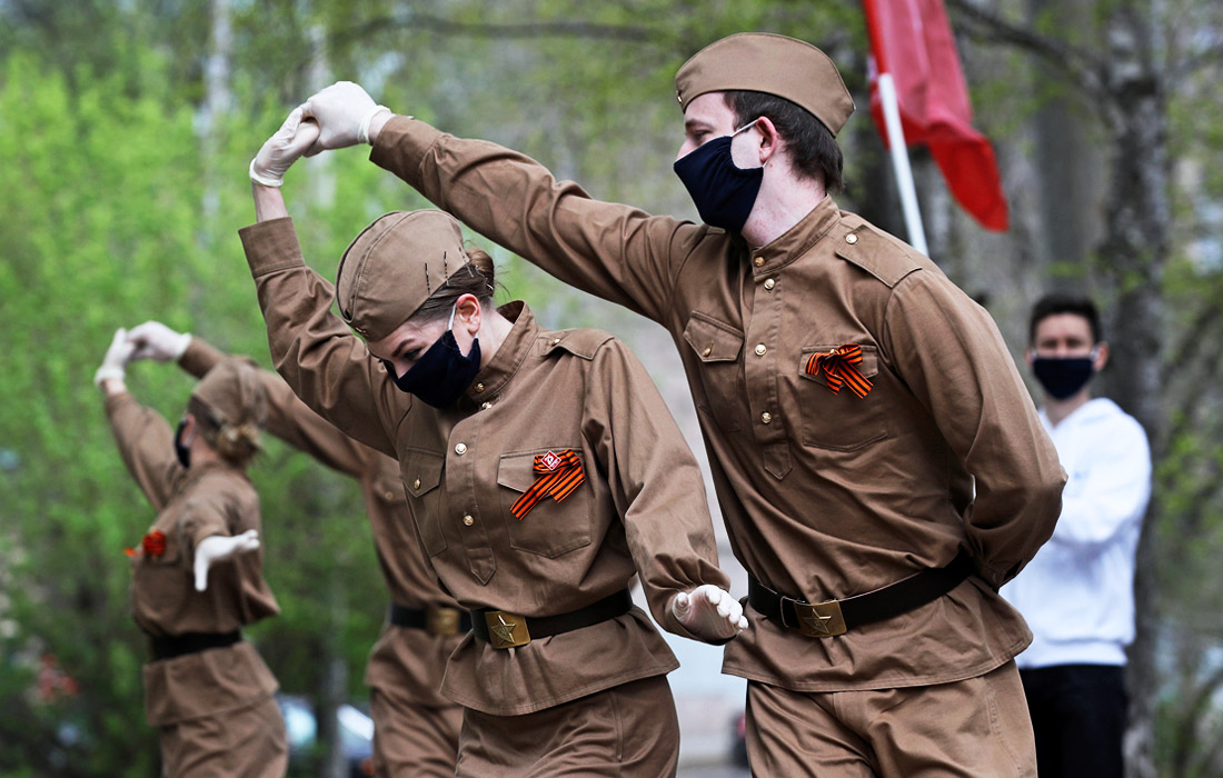 7 мая. В преддверии Дня Победы в Казани под окнами ветеранов, находящихся на самоизоляции, проводят персональные концерты.