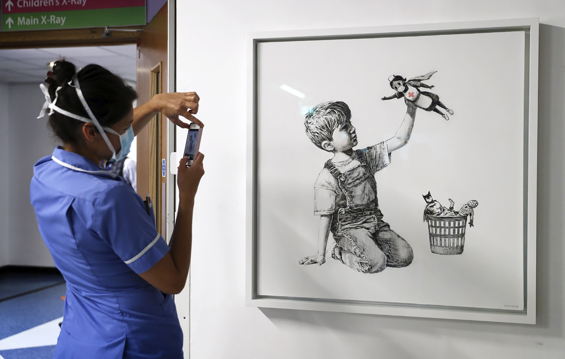 Новая работа художника Бэнкси, посвященная врачам, появилась в больнице английского города Саутгемптон