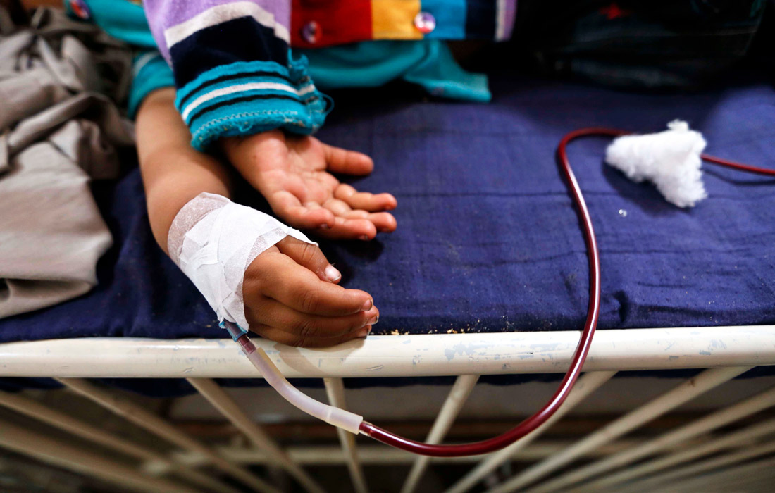 8 мая в мире отмечается Международный день талассемии - тяжелого наследственного заболевания крови, передающегося от родителей к детям. На фото: переливание крови больному талассемией в больнице Пешавара, Пакистан.