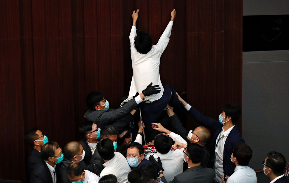 В законодательном совете Гонконга произошла потасовка между депутатами из-за избрания председателя комитета