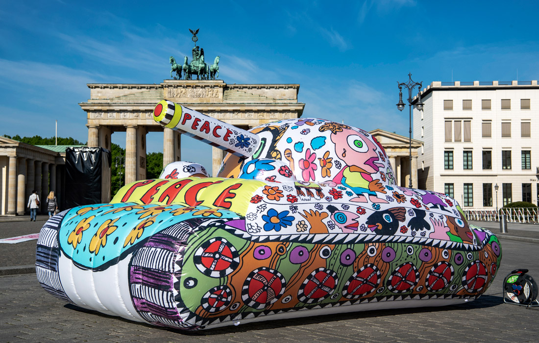 Немецкий художник Михаэль Фишер-Арт установил надувной танк у Бранденбургских ворот в Берлине как напоминание о бессмысленности войны