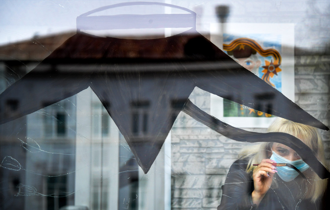 Жители России принимают участие в акции "Окна Победы". На фото: роспись окна во Владивостокской клинической больнице № 4.