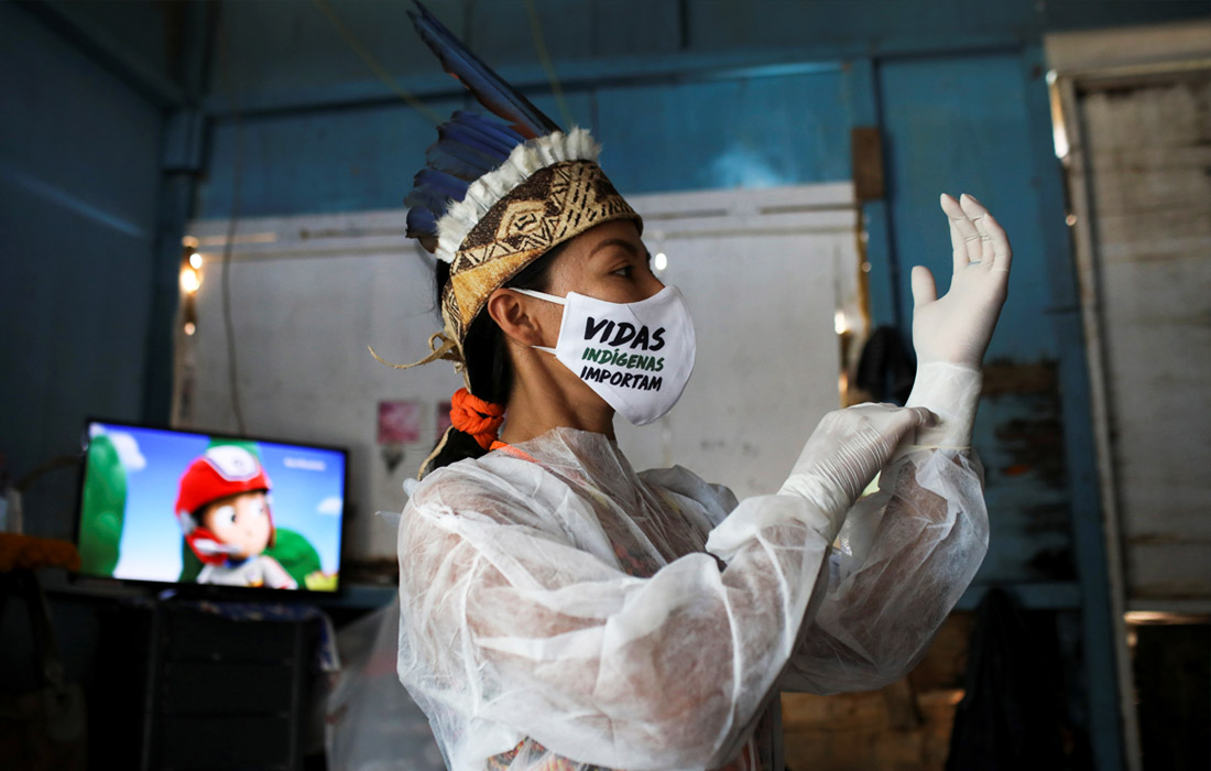8 мая. Бразилия стала первой латиноамериканской страной, где число зараженных превысило 100 тысяч человек. В стране зарегистрировали свыше 121,6 тыс. случаев инфицирования. На фото: медсестра из племени Уитото в маске с надписью "жизнь коренных народов имеет значение".