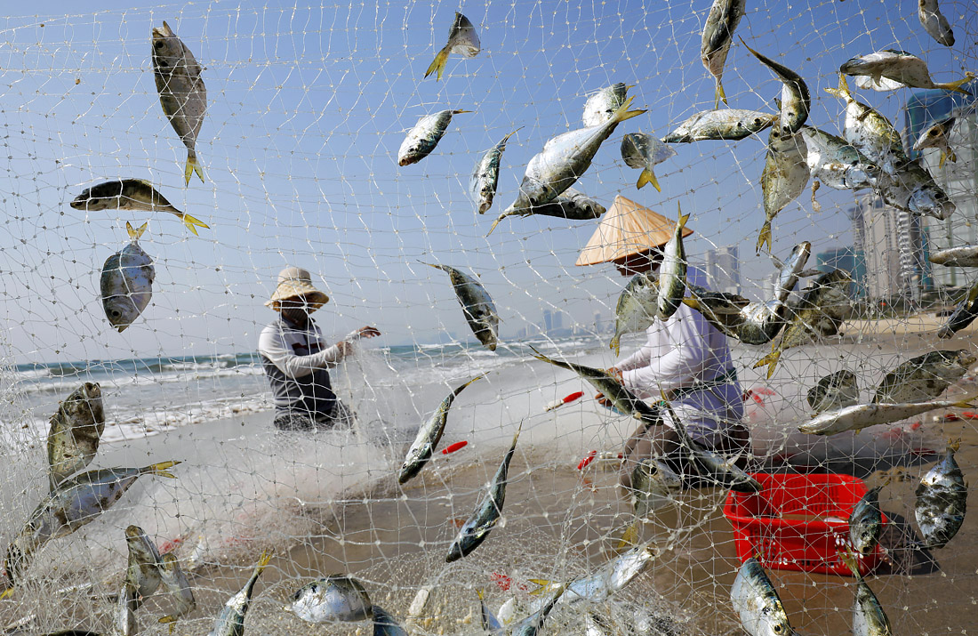 Рыбаки на пляже в Дананге, Вьетнам