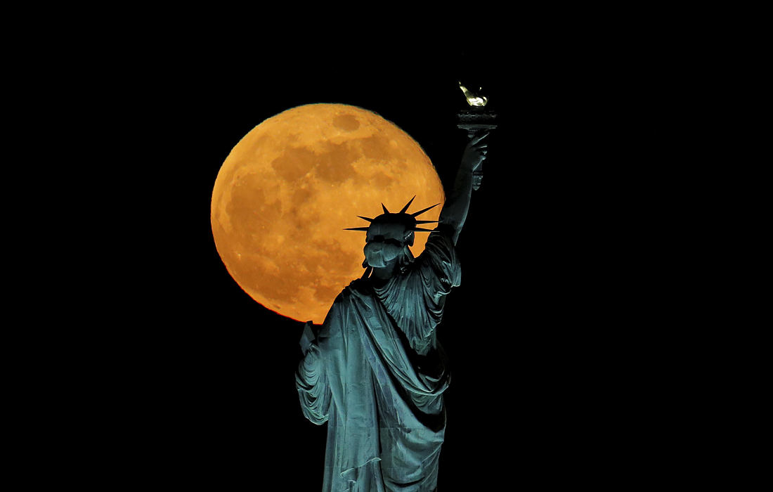 "Цветочная" Луна над статуей Свободы в Нью-Джерси, США