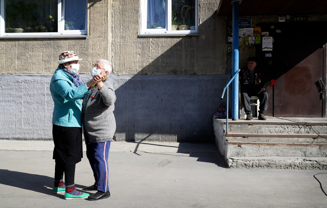 Жители дома в Томске слушают концерт фронтовой бригады Государственного ансамбля песни и танца
