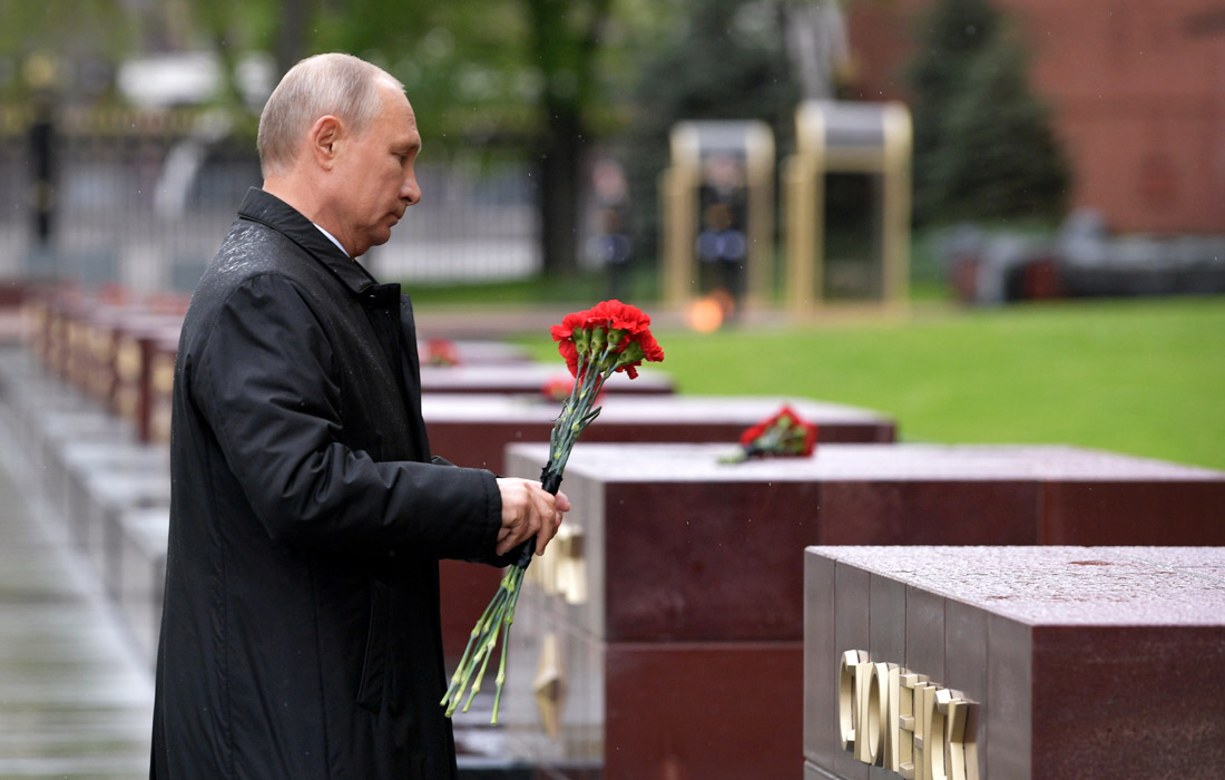 Президент России Владимир Путин на церемонии возложения цветов к Могиле Неизвестного Солдата в Александровском саду