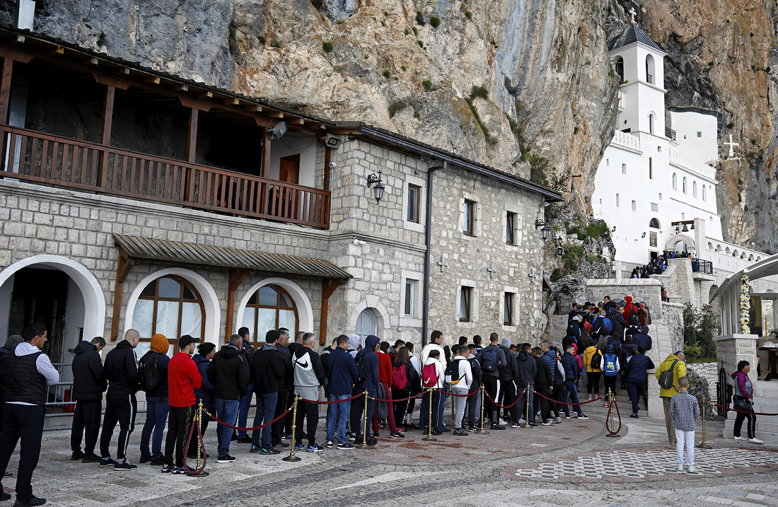 В Черногории верующие стоят в очереди, чтобы посетить гробницу Святого Василия во время паломничества в средневековый монастырь Острог в Никшиче