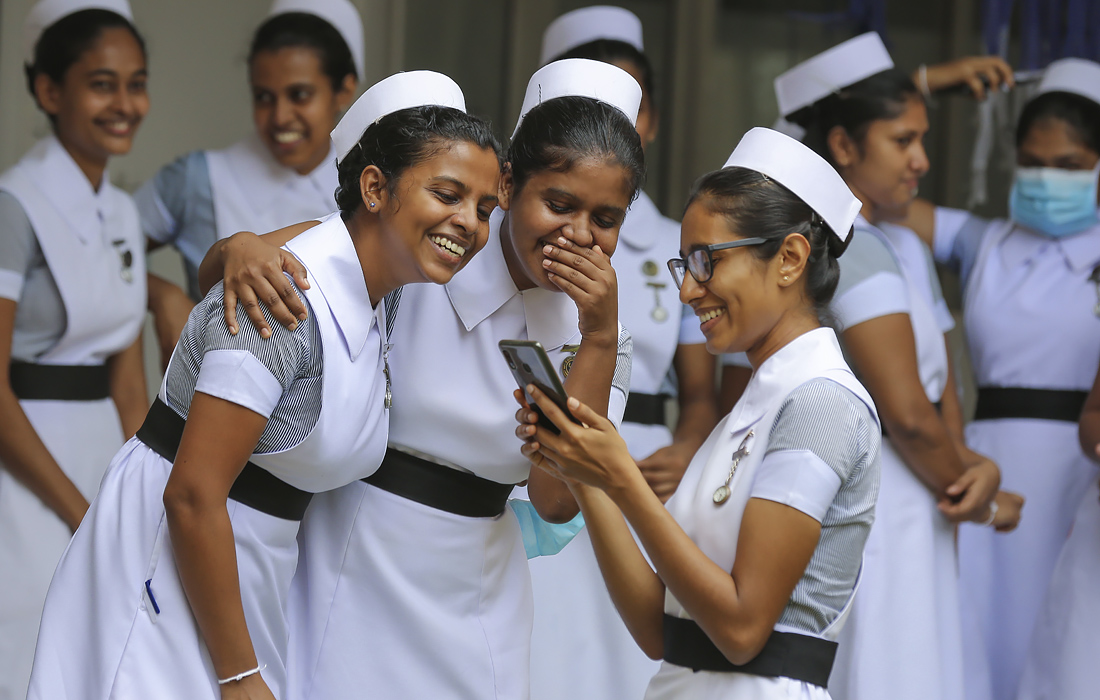 В столице Шри-Ланки Коломбо сотрудники инфекционной больницы отпраздновали Международный день медицинской сестры