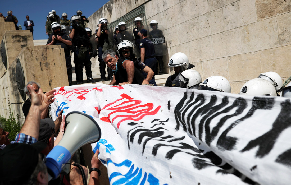 В Афинах перед зданием парламента прошла акция протеста преподавателей и студентов против реформы образования
