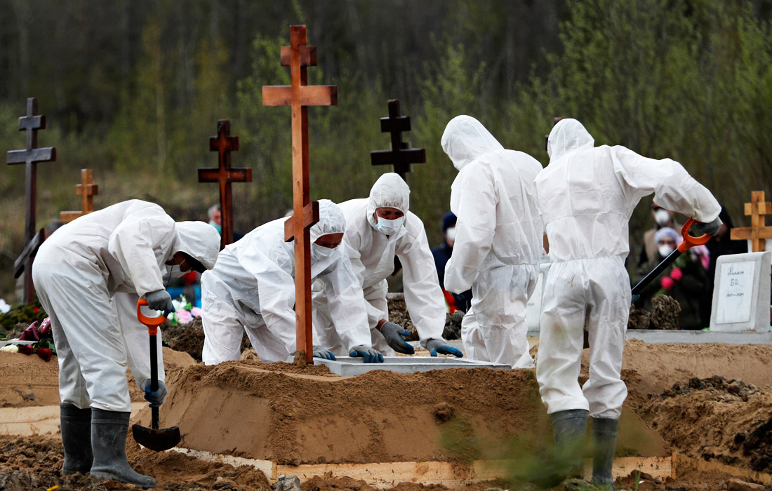 Похороны пациента, умершего от коронавирусной инфекции в Санкт-Петербурге