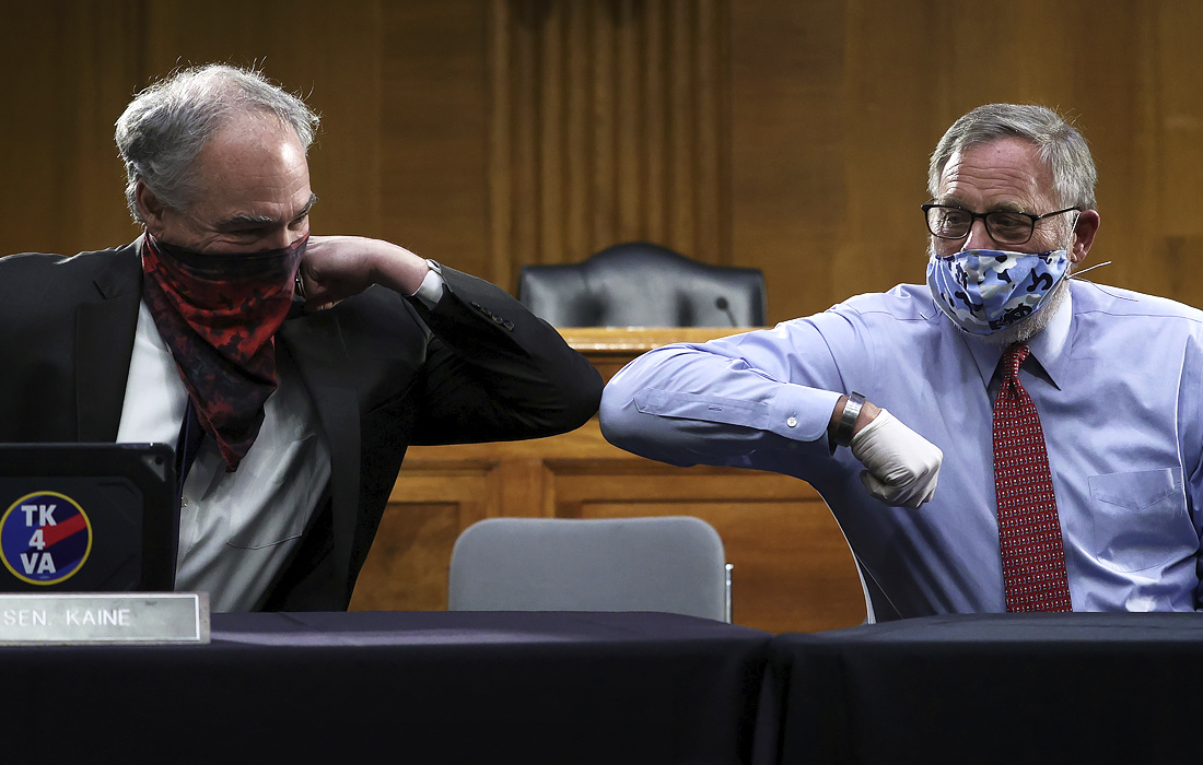 13 мая. Сенаторы США Ричард Барр и Тим Кейн приветствуют друг друга перед совещанием о коронавирусной болезни в Вашингтоне.