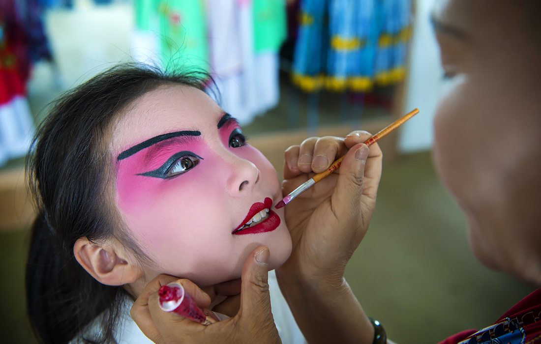 Учеников начальной школы в городе Чэнду в последние годы обучают искусству пекинской оперы. Для обучения детей из сельской местности актерскому мастерству регулярно нанимают учителей из профессиональных трупп.