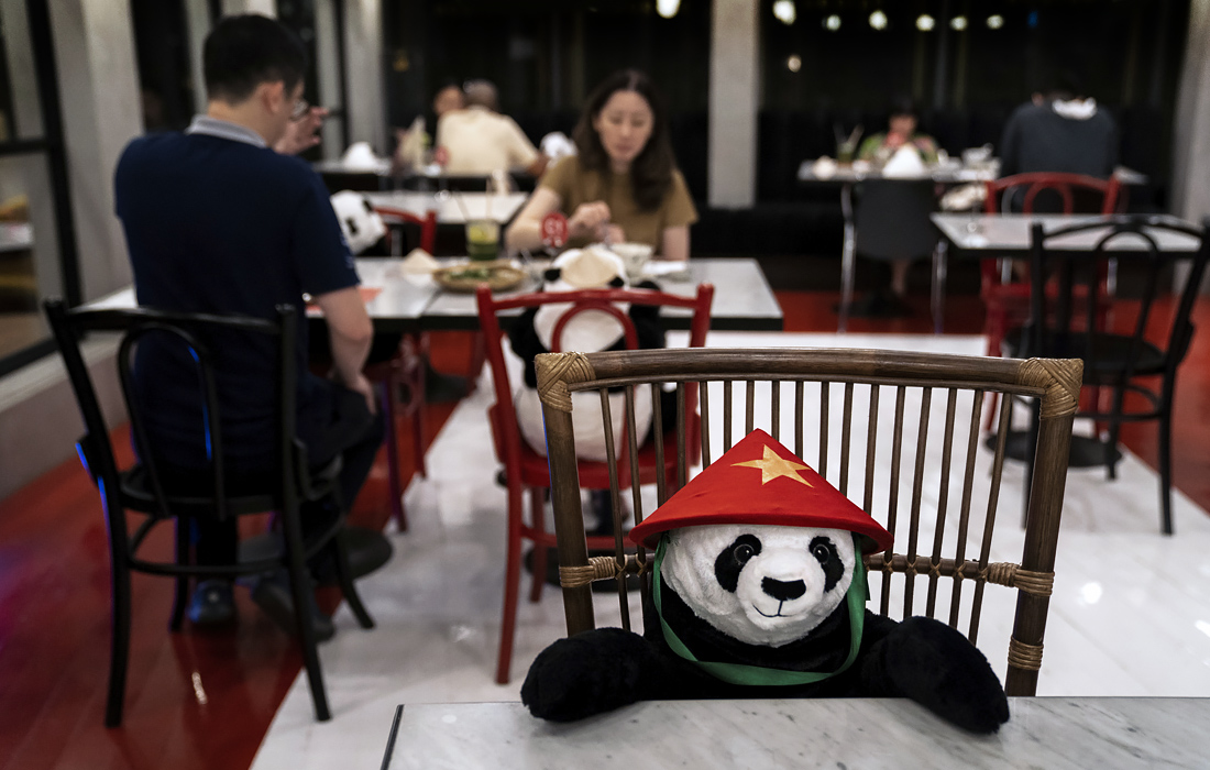 Вновь открывшийся ресторан Maison Saigon в Бангкоке рассадил по залу плюшевых панд для соблюдения клиентами дистанции при выборе столика