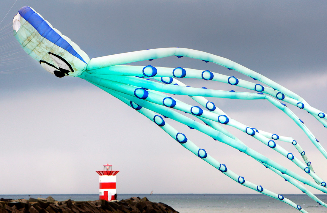 Воздушный змей в форме осьминога на пляже в Схевенингене, Нидерланды