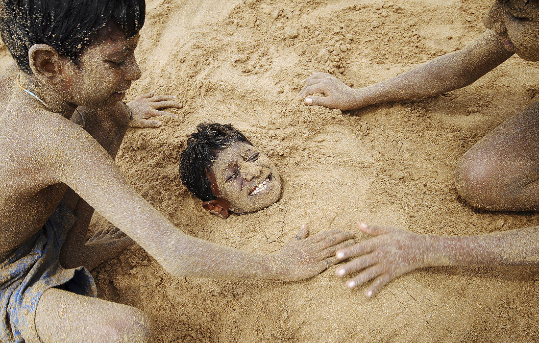 Дети играют на пляже в Мумбаи
