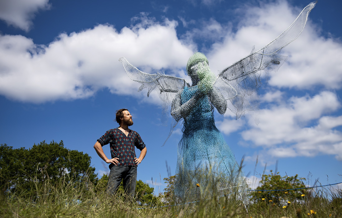Четырехметровую статую медработника с крыльями, созданную Люком Перри, установили в Бирмингеме в честь борющихся с COVID-19 медиков