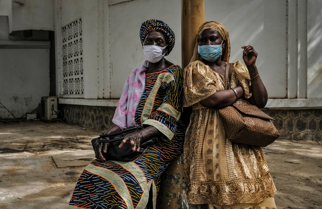 Жительницы Дакара в ожидании такси. Сенегал.