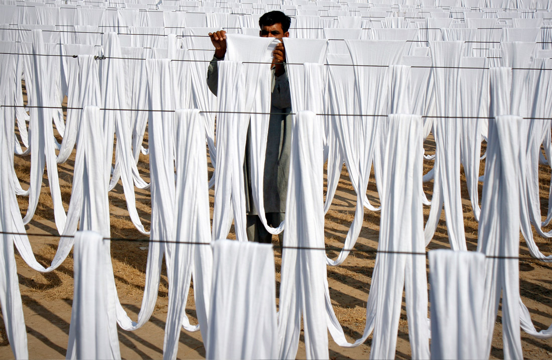 Сушка ткани для производства чулочно-носочных изделий в Фейсалабаде, Пакистан