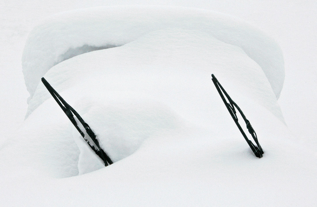 Покрытый снегом автомобиль в провинции Астурия, Испания