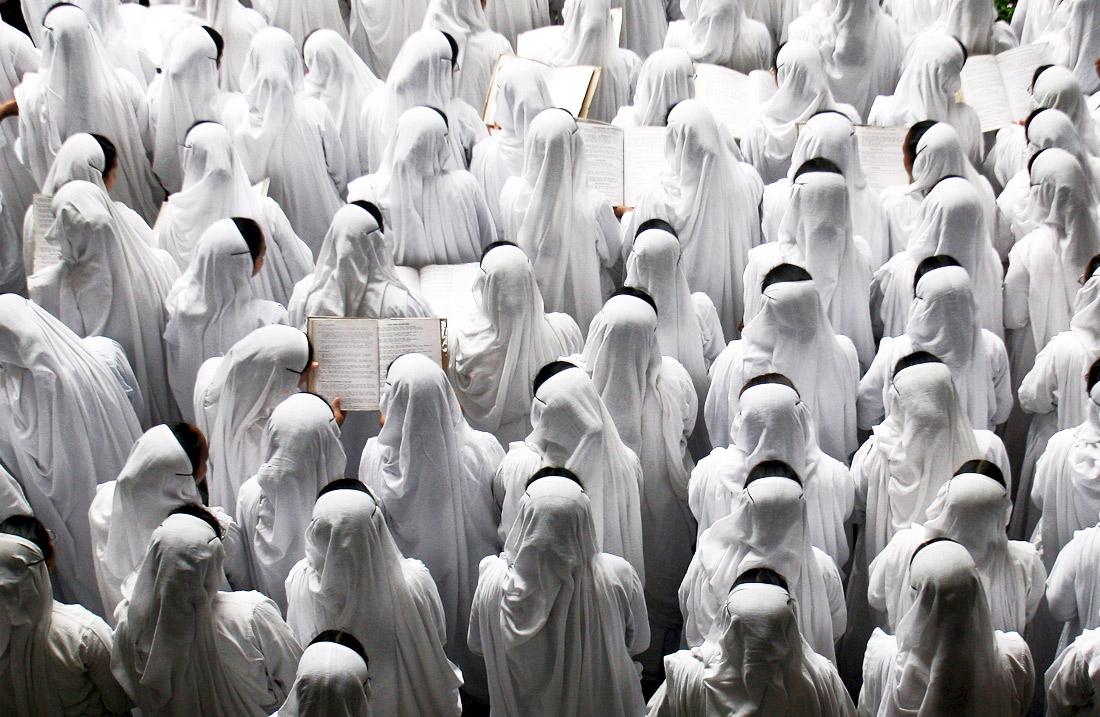 Католические монахини во время молитвы в церкви Калькутты