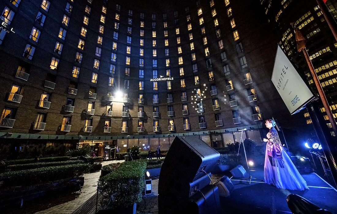 Австралийская оперная певица Джейн Эде выступила для гостей сиднейского отеля Sofitel Wentworth во время их последней ночи карантина
