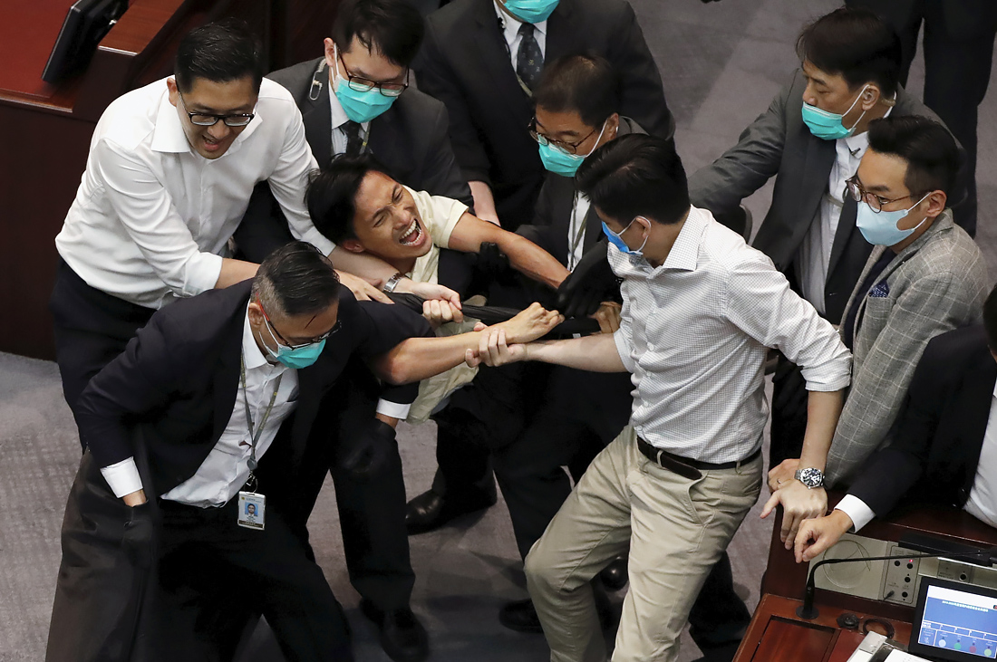 В законодательном совете Гонконга произошла драка между депутатами. Конфликт возник из-за выборов главы комитета, который будет заниматься вызвавшим противоречивую реакцию в Гонконге законом о статусе китайского национального гимна.

