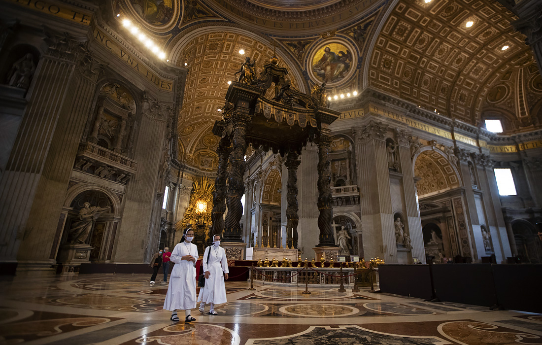 В Ватикане Собор Святого Петра открылся для прихожан после ослабления карантина
